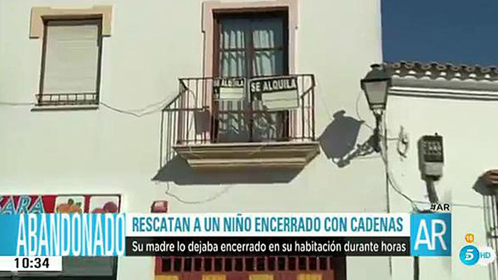 Rescatado un niño de siete años encadenado en un balcón en Almonte, Huelva