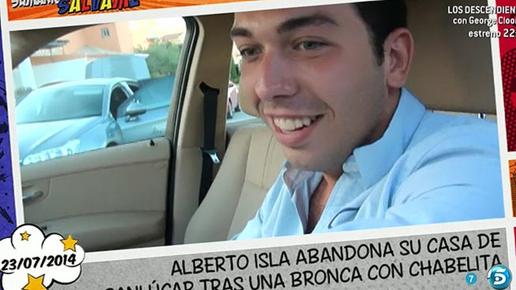 Alberto Isla abandona su casa sonriendo