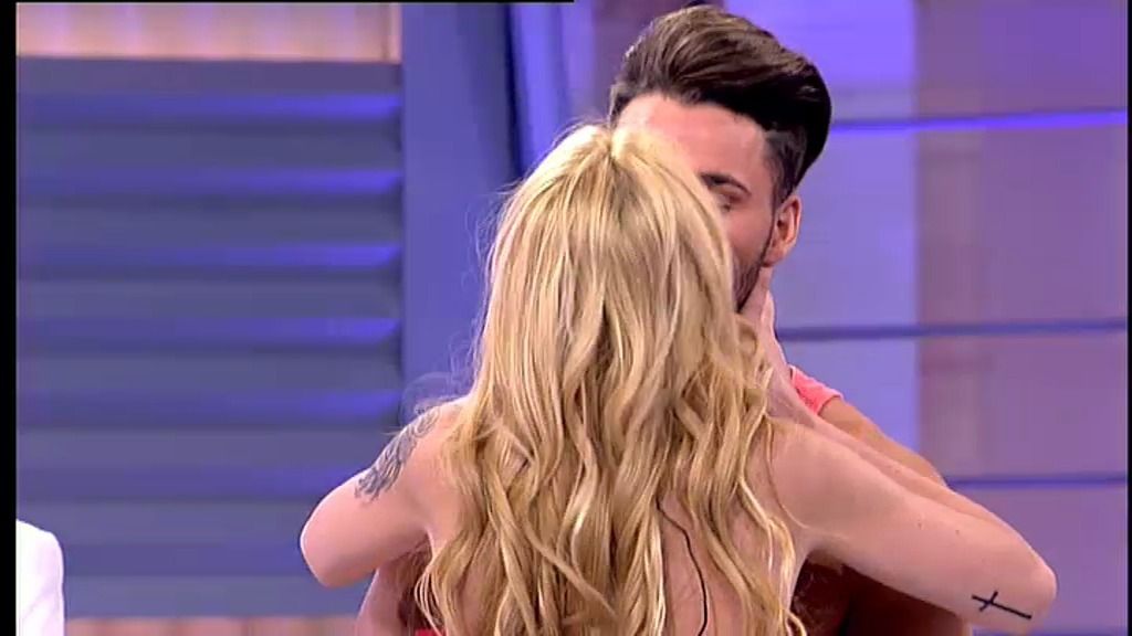 Marina se atreve con todo y besa a Alejandro mientras desfila