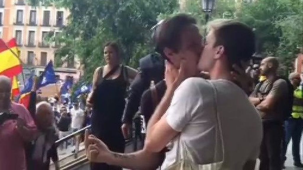 El beso gay que desafió a la manifestación neonazi en Madrid