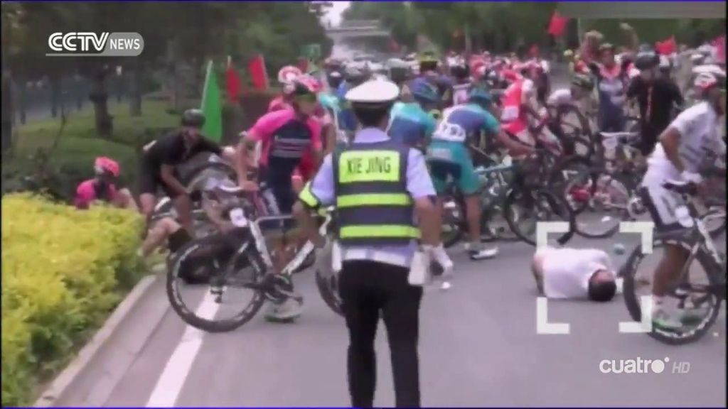 Un peatón cruza al paso de un pelotón ciclista en China causando una caída masiva