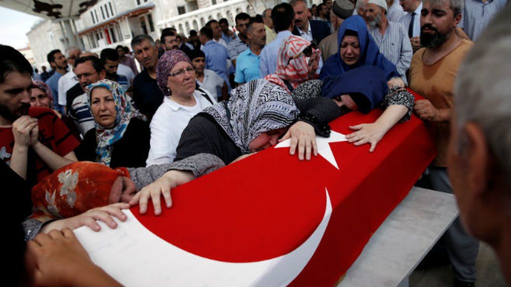 Turquía entierra a sus muertos entre peticiones de vuelta de la pena capital