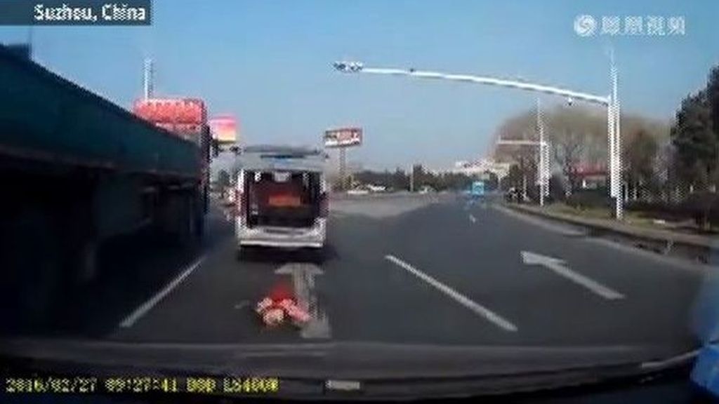 Un niño sale despedido por el maletero del coche de su abuelo en China