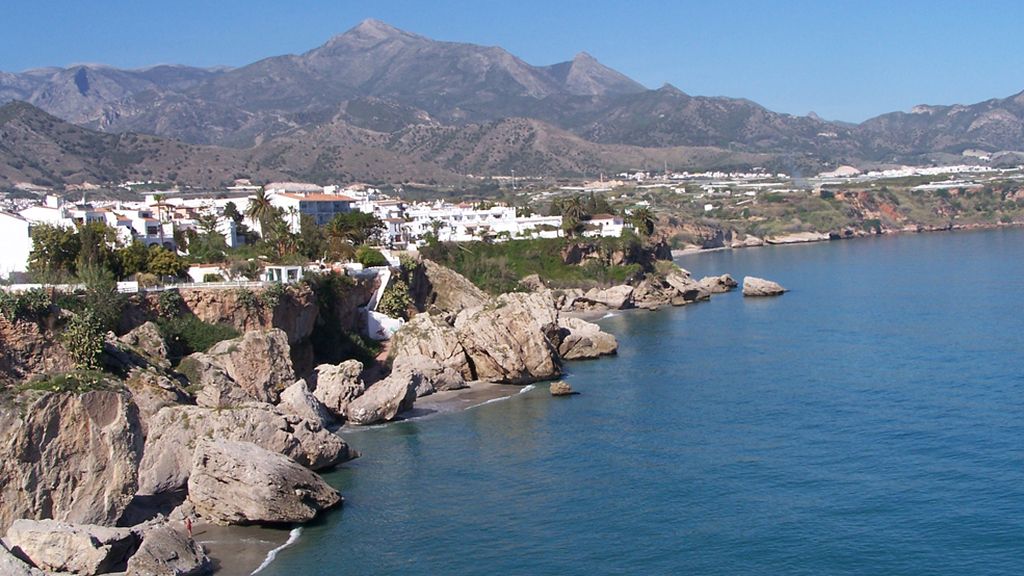 Los turistas eligen Nerja como el pueblo costero con más encanto de España