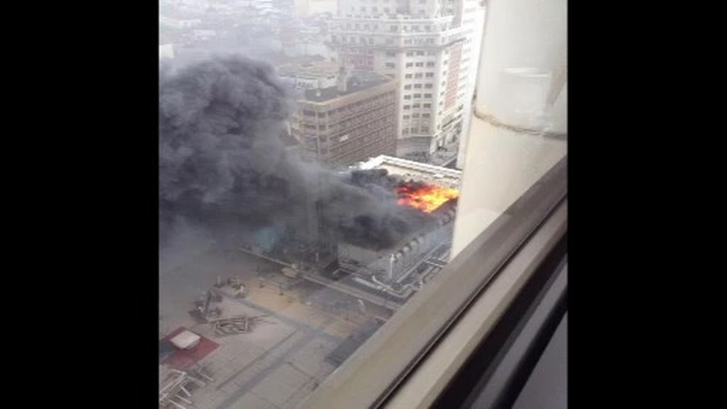Aparatoso incendio en un edificio de la madrileña Plaza de los Cubos