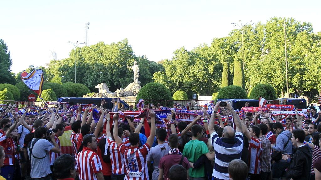 La afición atlética celebra ya en Neptuno el título de Liga