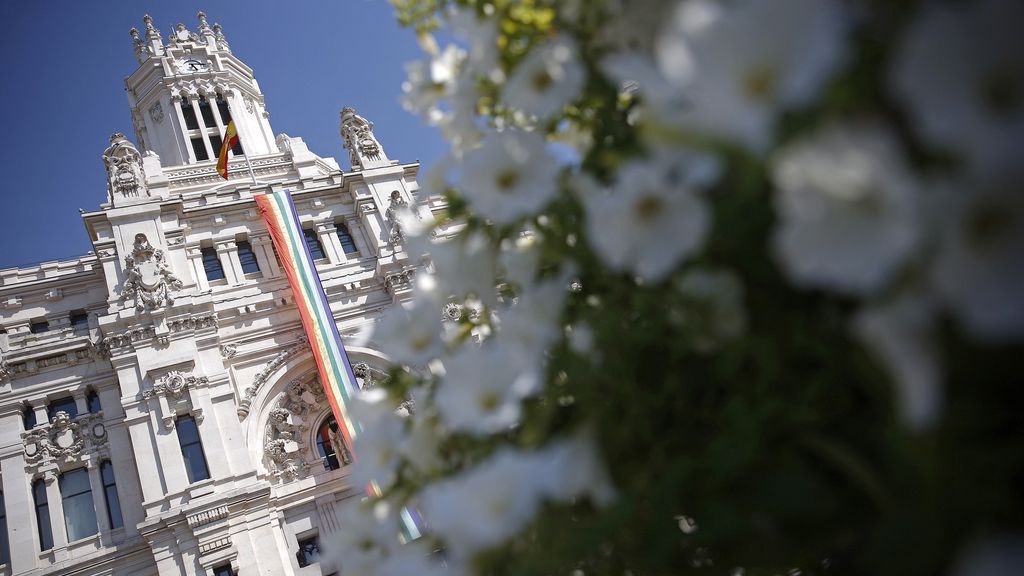 La bandera arcoíris colorea los ayuntamientos españoles por el Orgullo Gay