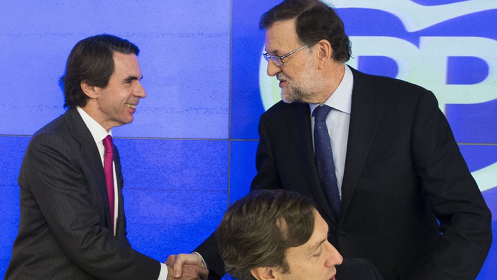 Saludo entre Rajoy y Aznar durante la Ejecutiva Nacional