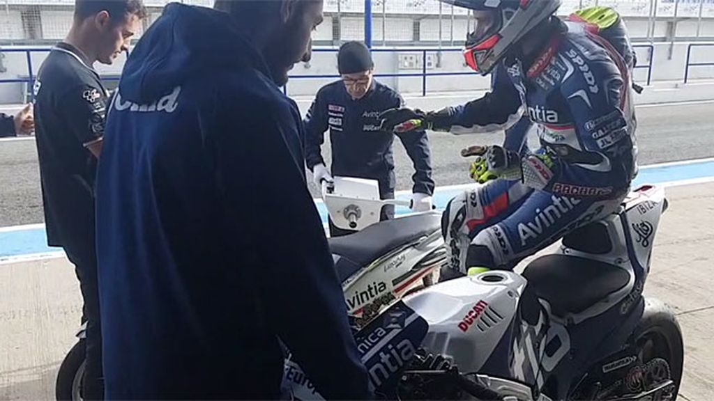 El equipo Avintia Racing se une a la moda del 'Mannequin Challenge' y se congelan