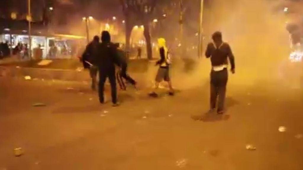 Los antidisturbios usaron gases lacrimógenos para dispersar a los violentos