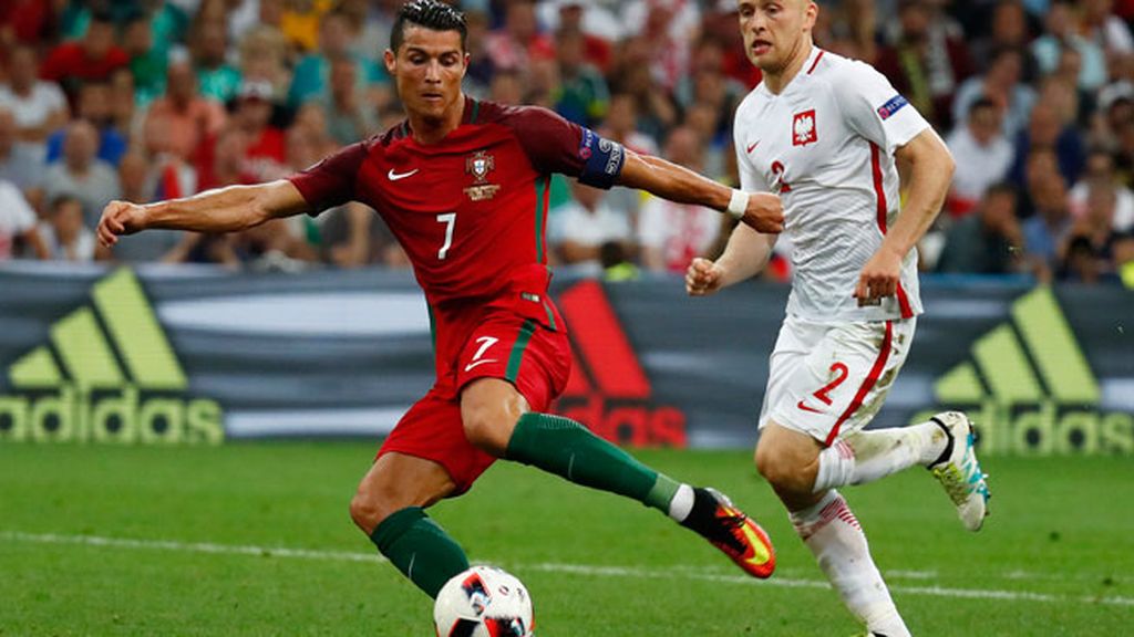 Cristiano tuvo el gol de la victoria para Portugal pero le pegó al aire