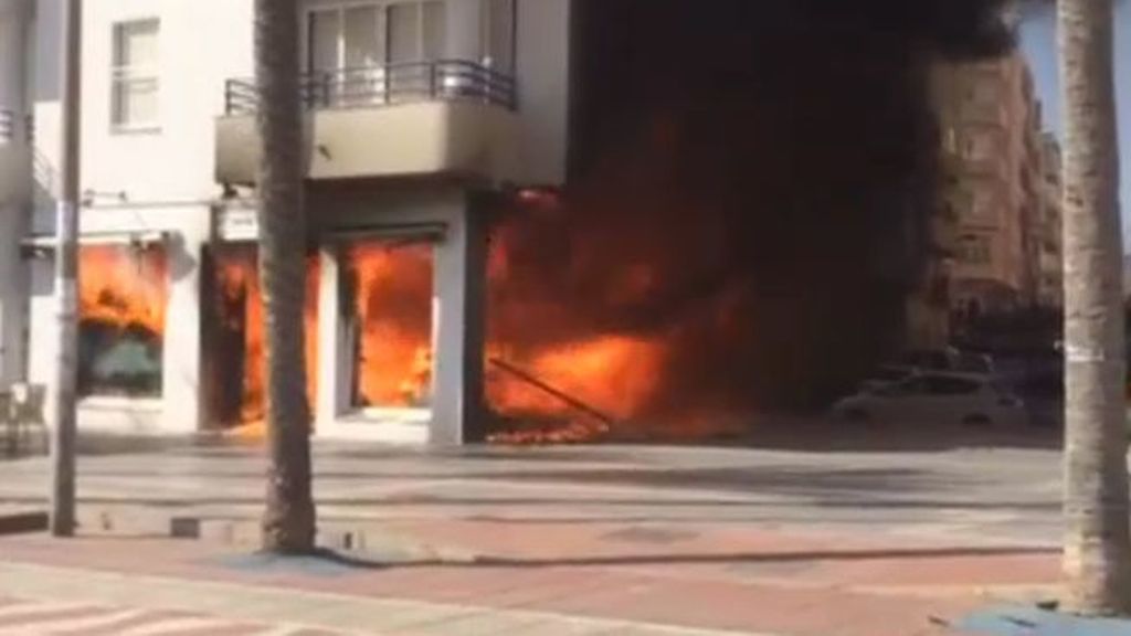 Susto y pánico en Almería tras el incendio de una zapatería en el Paseo Marítimo