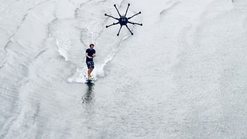 El 'dronesurfing', el nuevo y caro deporte sobre una tabla