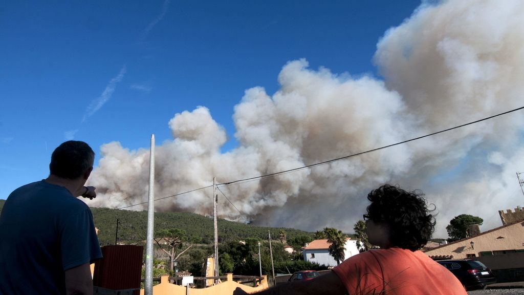 El incendio de Girona arrasa más de 300 hectáreas de bosque