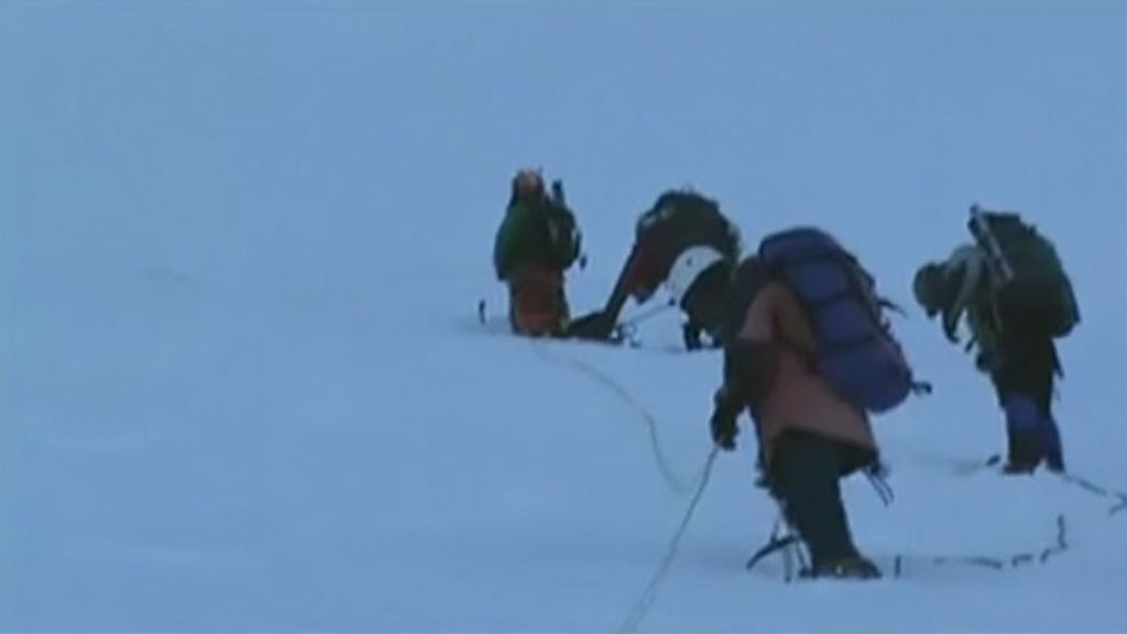 Una avalancha de nieve sepulta a cuatro alpinistas en Perú