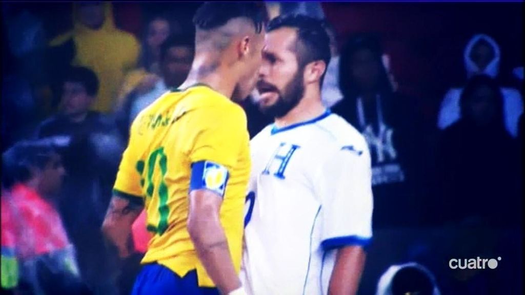 Neymar jugó 45 minutos con Brasil, no pudo marcar y acabó encarándose con un rival