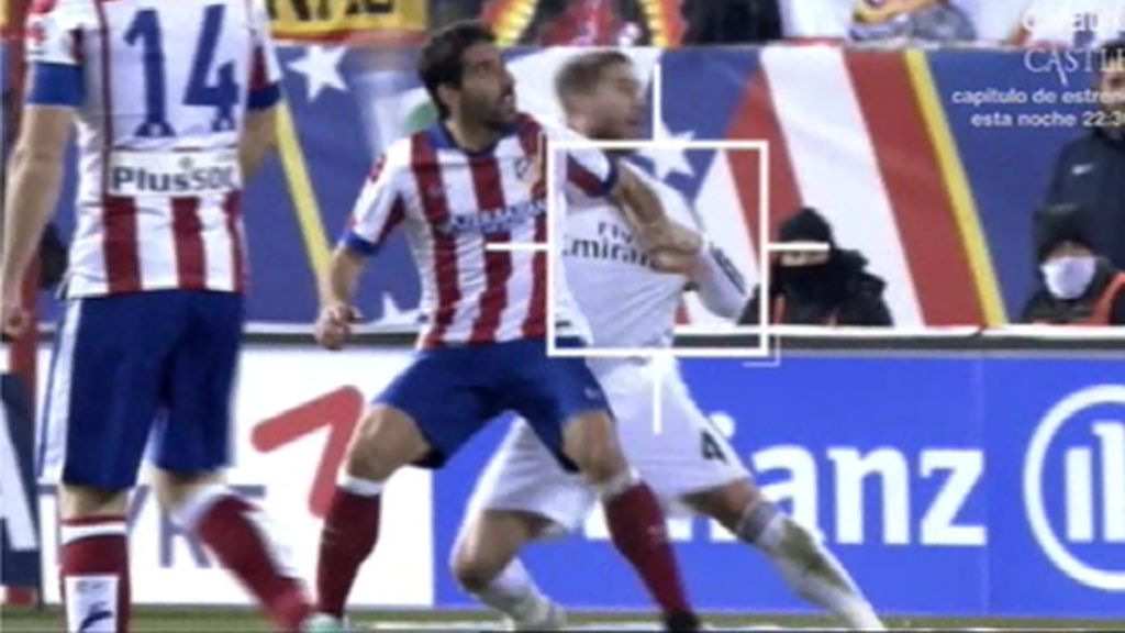 Raúl García ya tenía agarrado a Sergio Ramos de la camiseta antes del penalti