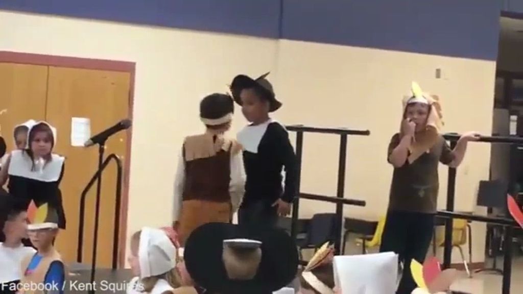 La profesora de este niño con autismo le quitó el micrófono sin dejarle hablar