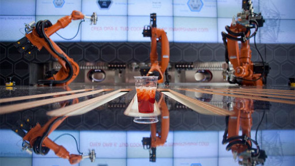 El robot que pone copas y prepara mojitos
