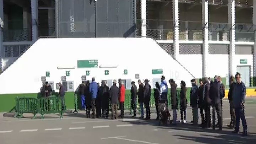Largas colas en Elche para conseguir una entrada para ver al Barça