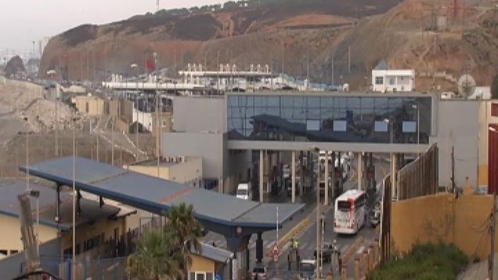 Así es un día de trabajo de los porteadores marroquíes en Ceuta