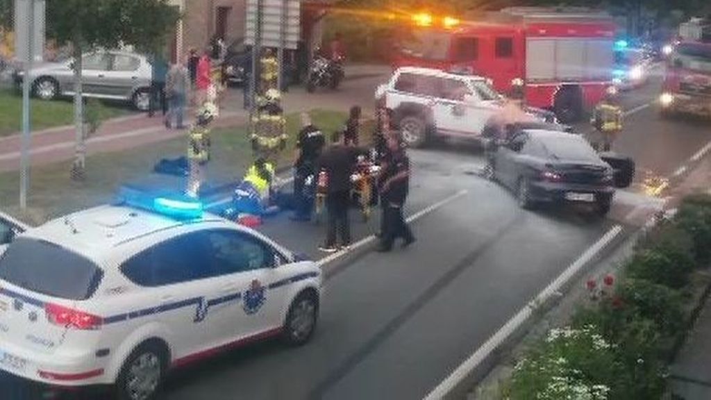 Dos ertzainas heridos al ser empotrados por un coche