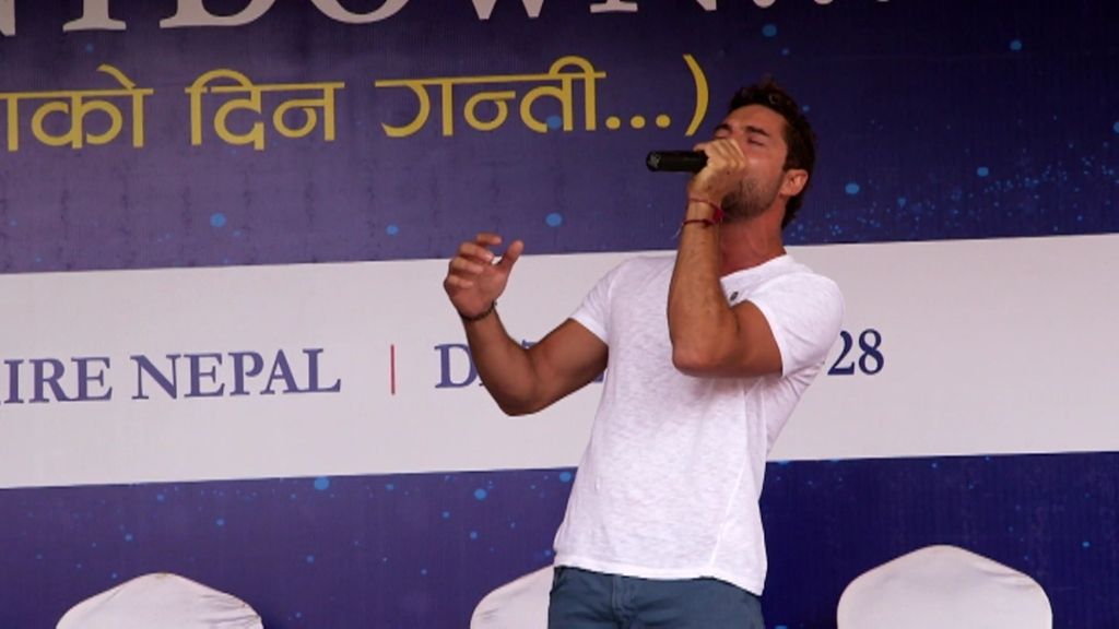 David Bisbal canta a capella en pleno Katmandú para asombro de los nepalíes