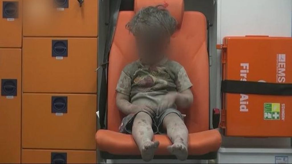 Omran se convierte con cinco años en la imagen del horror en Siria