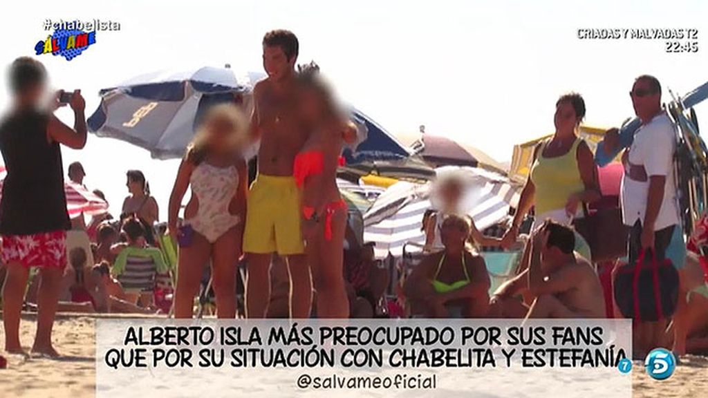 Alberto Isla, preocupado por sacarse fotos con sus fans en la playa