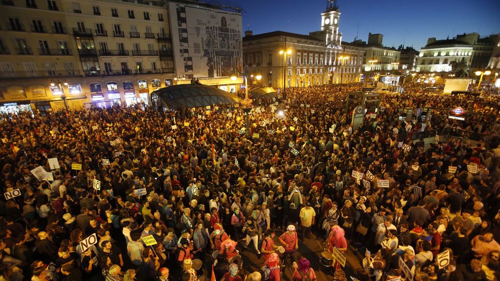 Miles de personas salen a la calle contra la investidura de Rajoy