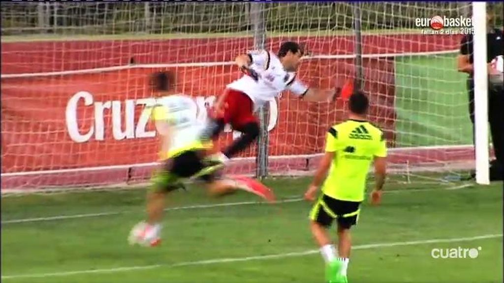 ¡Qué mano de Casillas en el entrenamiento de La Roja: a una mano y a contrapie!