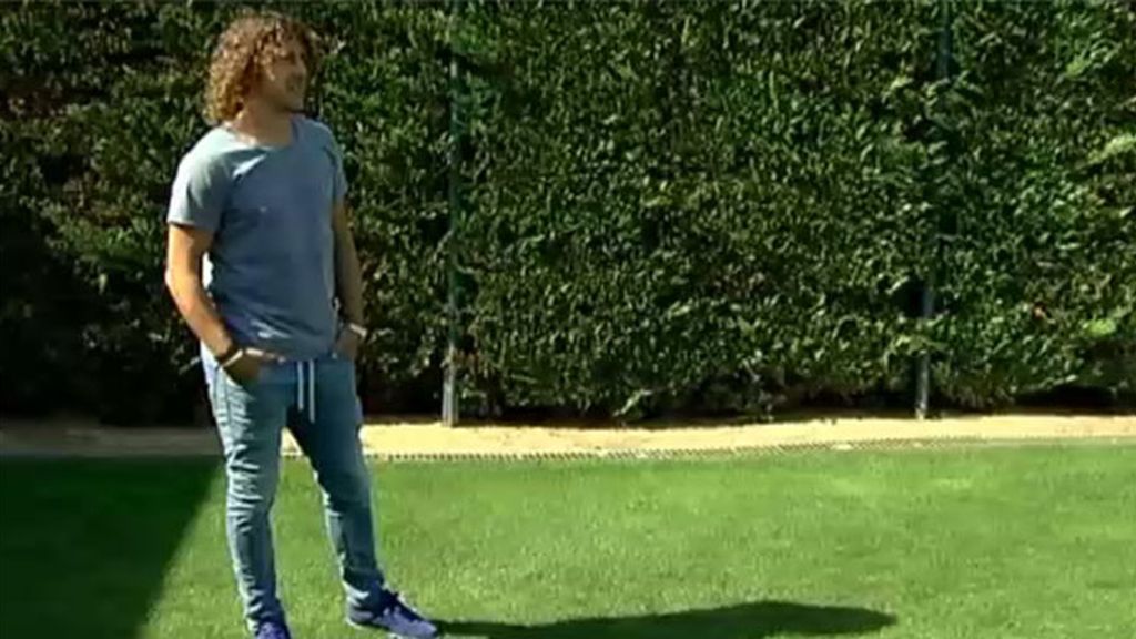 Puyol visita al equipo durante el entrenamiento