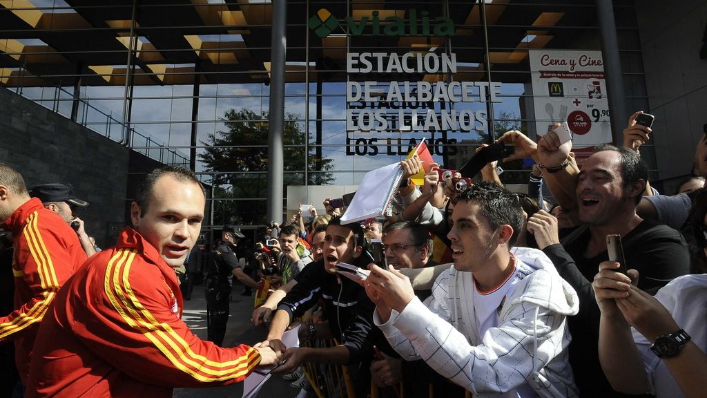 Iniesta llega a Albacete aclamado como el héroe de La Roja