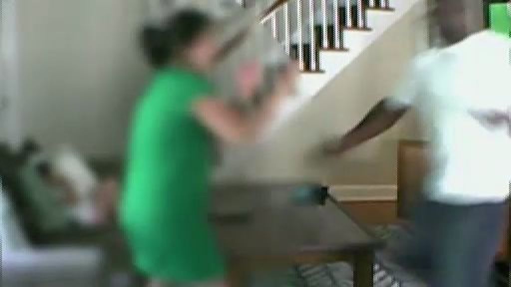 Un ladrón propina una brutal paliza a una mujer delante de su hijo de tres años