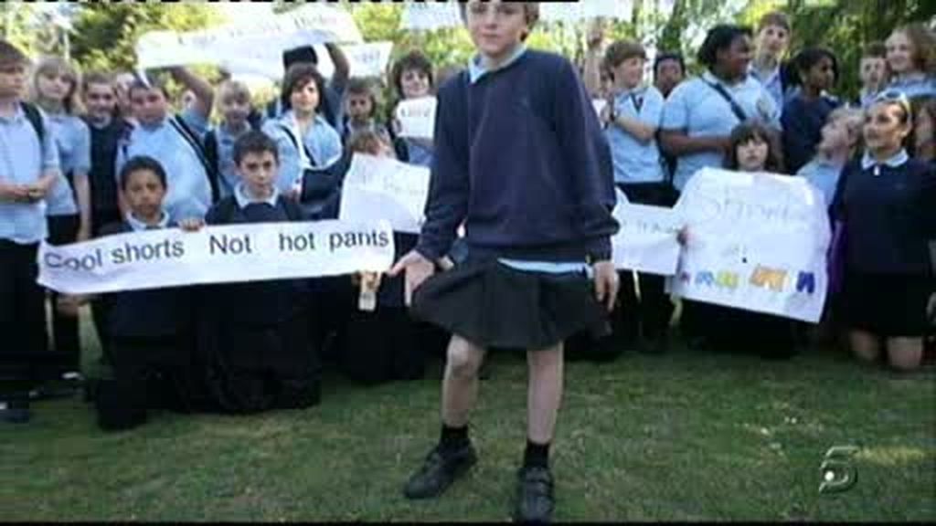 Un chico, en faldas por protesta