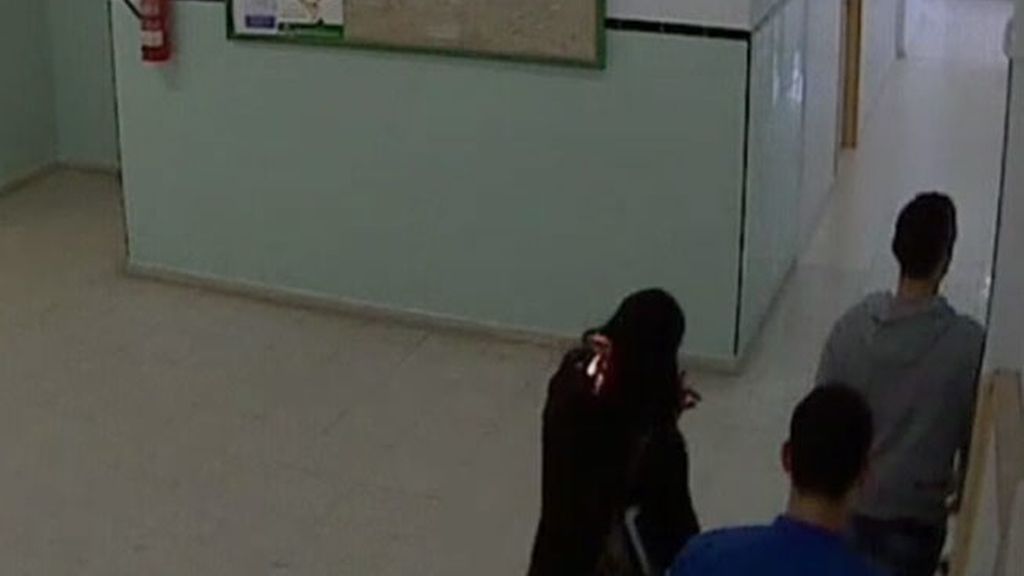 Un alumno quema el pelo a su profesora