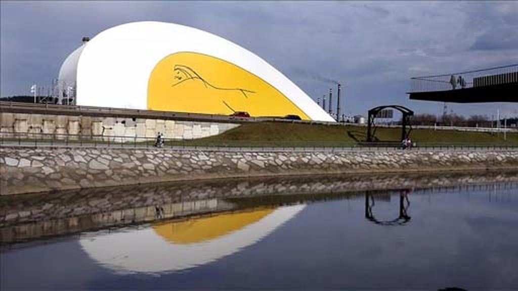 Niemeyer tiñe Avilés de blanco
