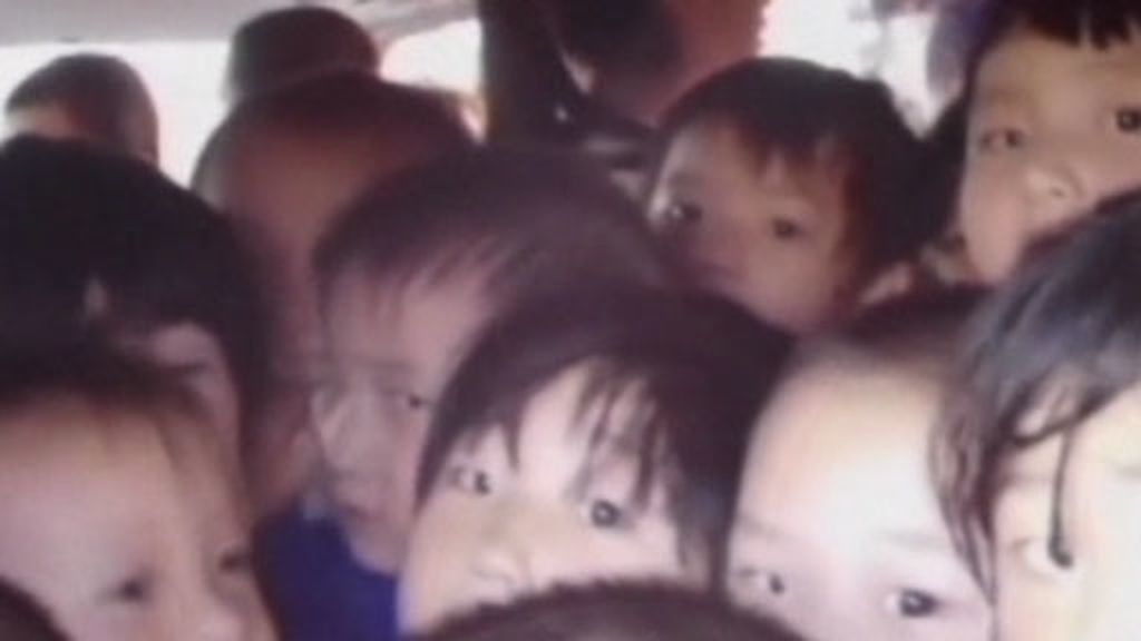Un conductor escolar, detenido por trasladar a 64 niños hacinados en una furgoneta