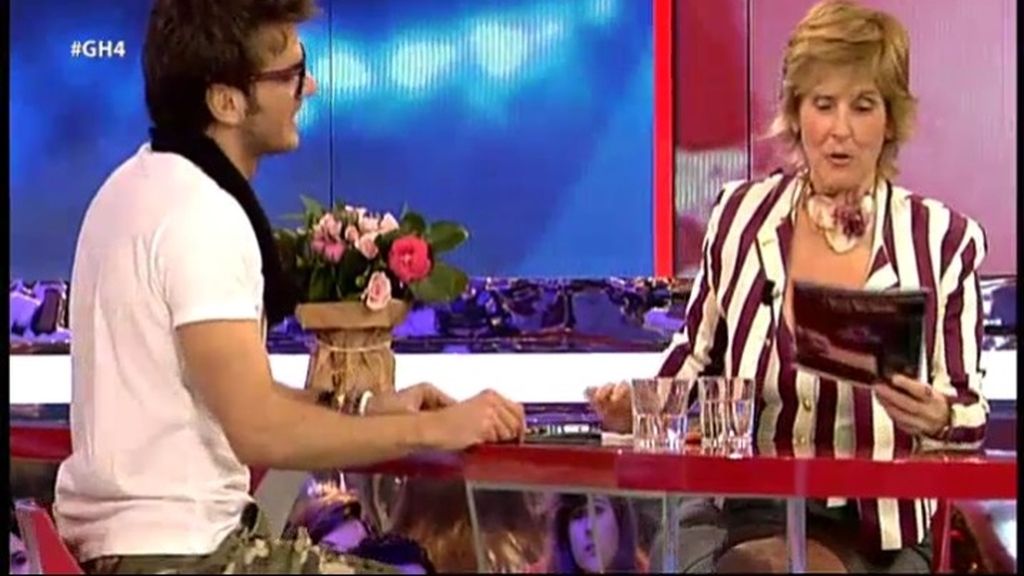 Mercedes Milá entrega el Nº2 de la revista oficial de 'Gran Hermano' a Edo y Lorena