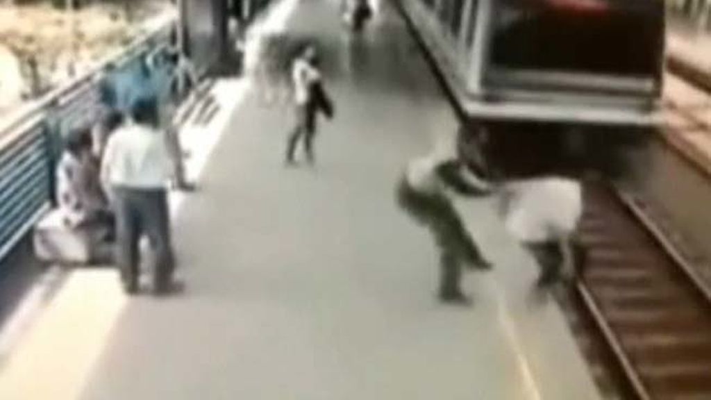 Un policía evita que un hombre se tire al metro de Colombia