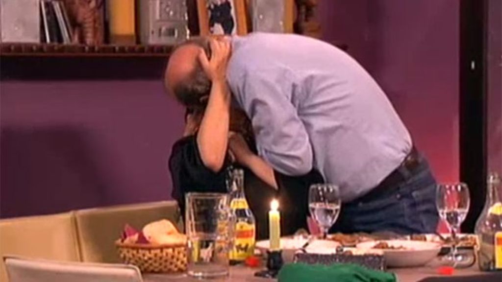 Enrique besa a Araceli...