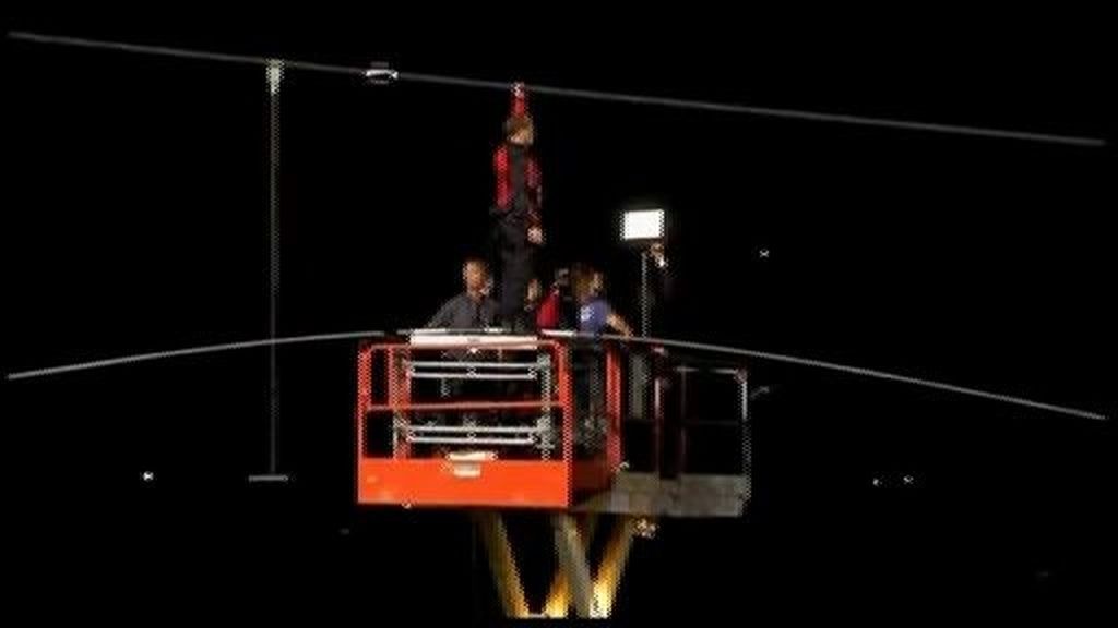 El funambulista Nick Wallenda cruza las cataratas del Niágara