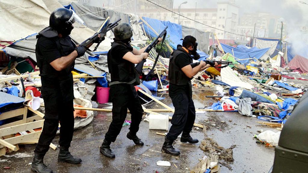 El ejército egipcio desaloja a los manifestantes pro-Mursi