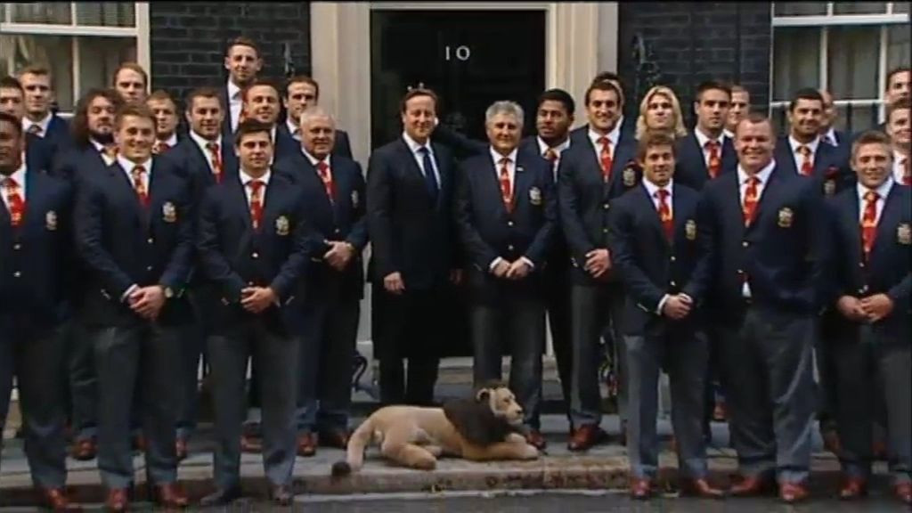Un jugador de rugby le 'pone los cuernos' a David Cameron