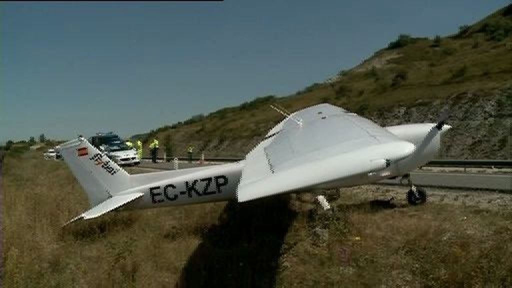 Una avioneta hace un aterrizaje de emergencia en la AP-1 de Burgos