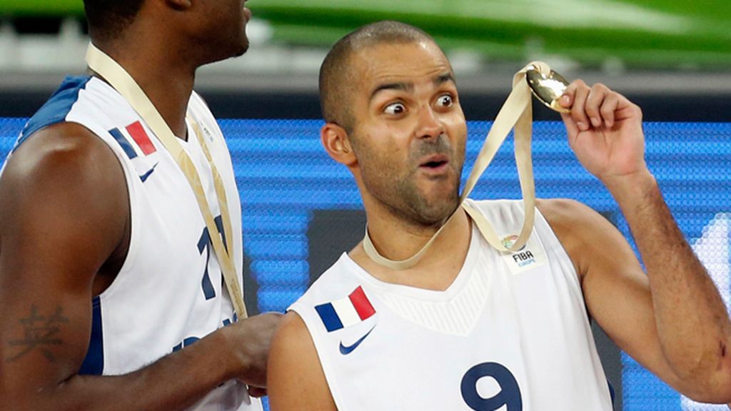 Parker celebró la medalla de oro y el MVP del Eurobasket con los aficionados