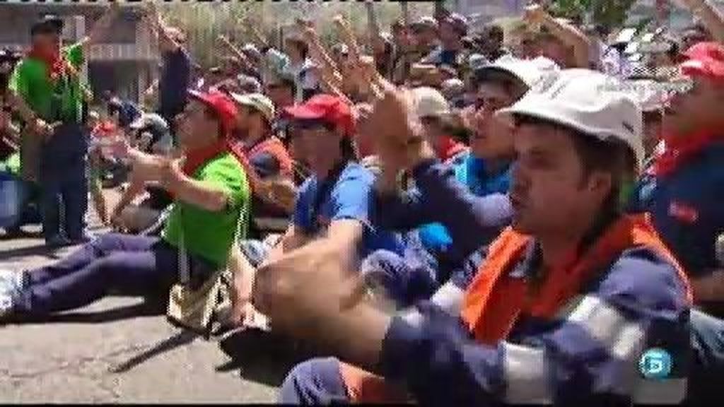 Enfrentamientos entre mineros y policías frente al Ministerio de Industria