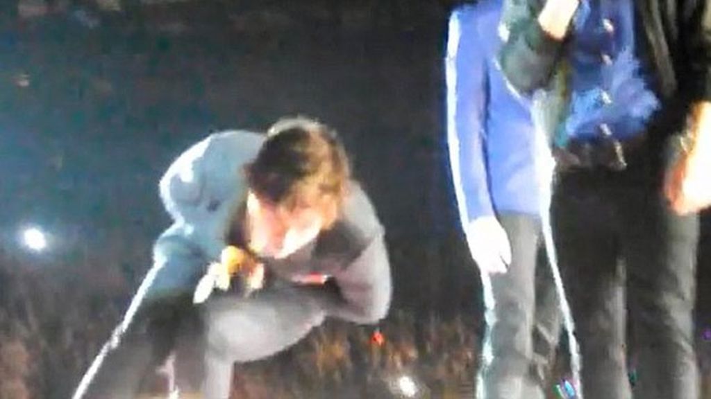 Harry Styles recibe un zapatazo en los testículos durante un concierto