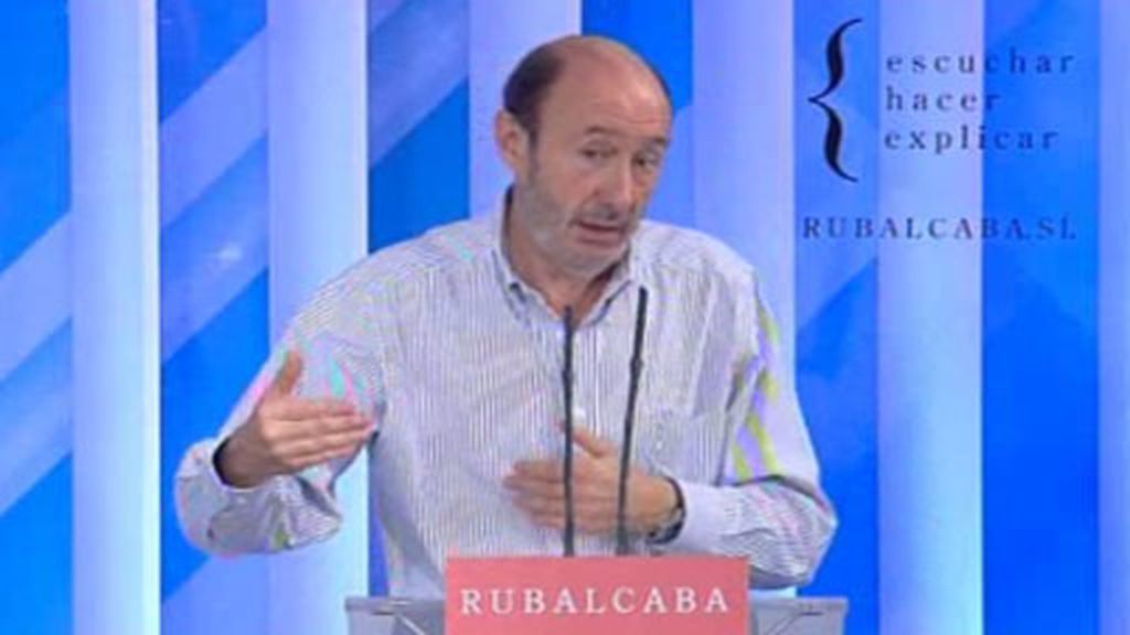 Rubalcaba defiende a los profesores en un acto en la sede del PSOE