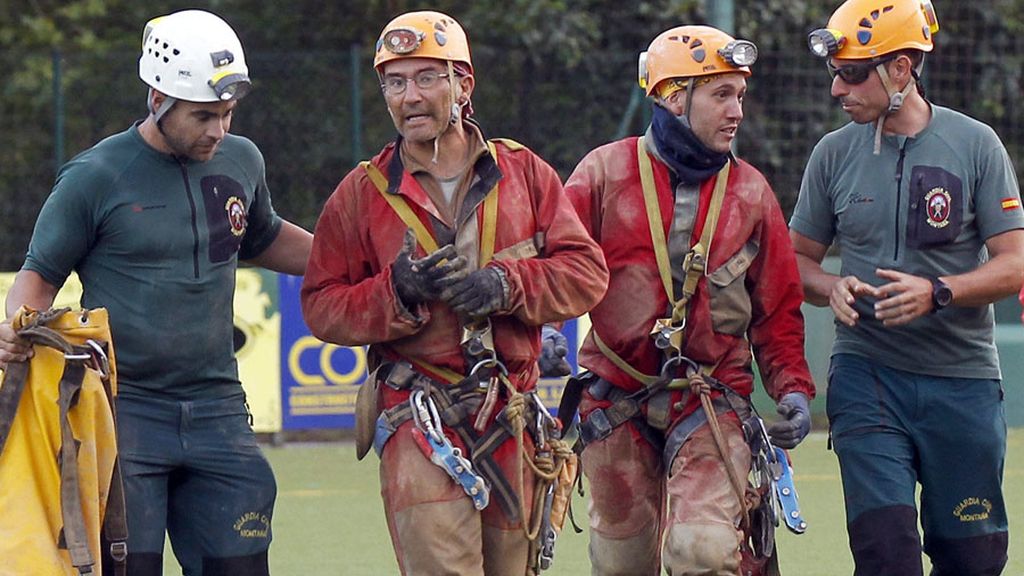Rescatan en buen estado a los cuatro espeleólogos perdidos en Cantabria